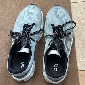 On Running Cloud Sneakers in Light Blue and Black Trim size 10 - used